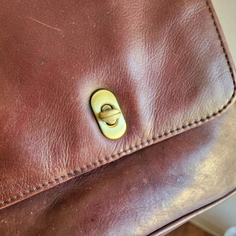 Vtg 100% Leather Brown Messenger Briefcase Bag Travel Commute Quiet Luxury